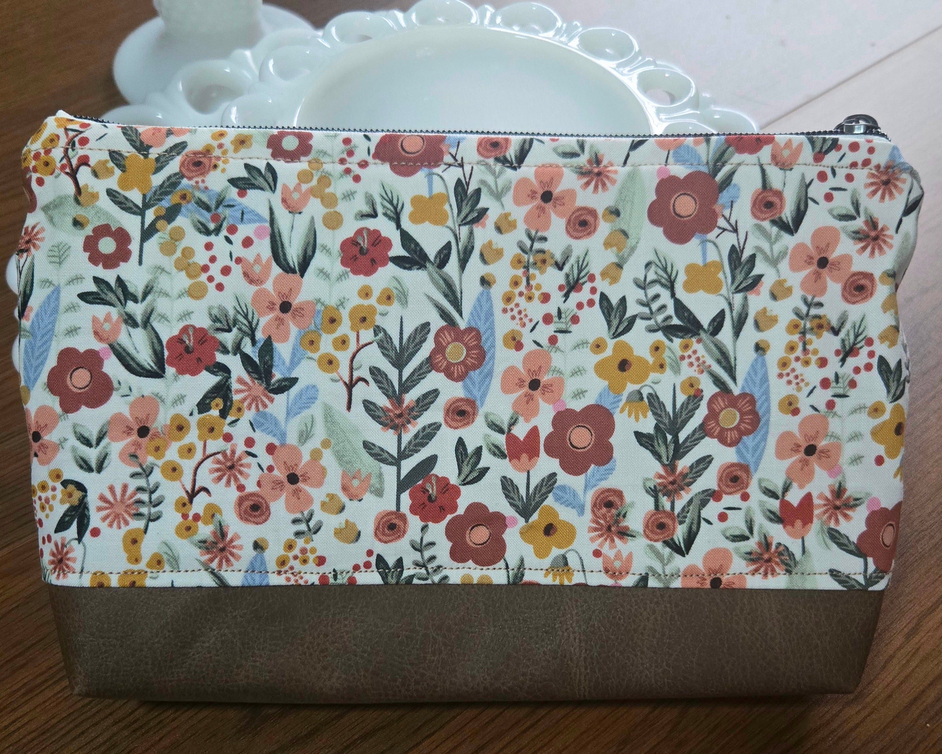 Earth Botanicals Zipper Pouch