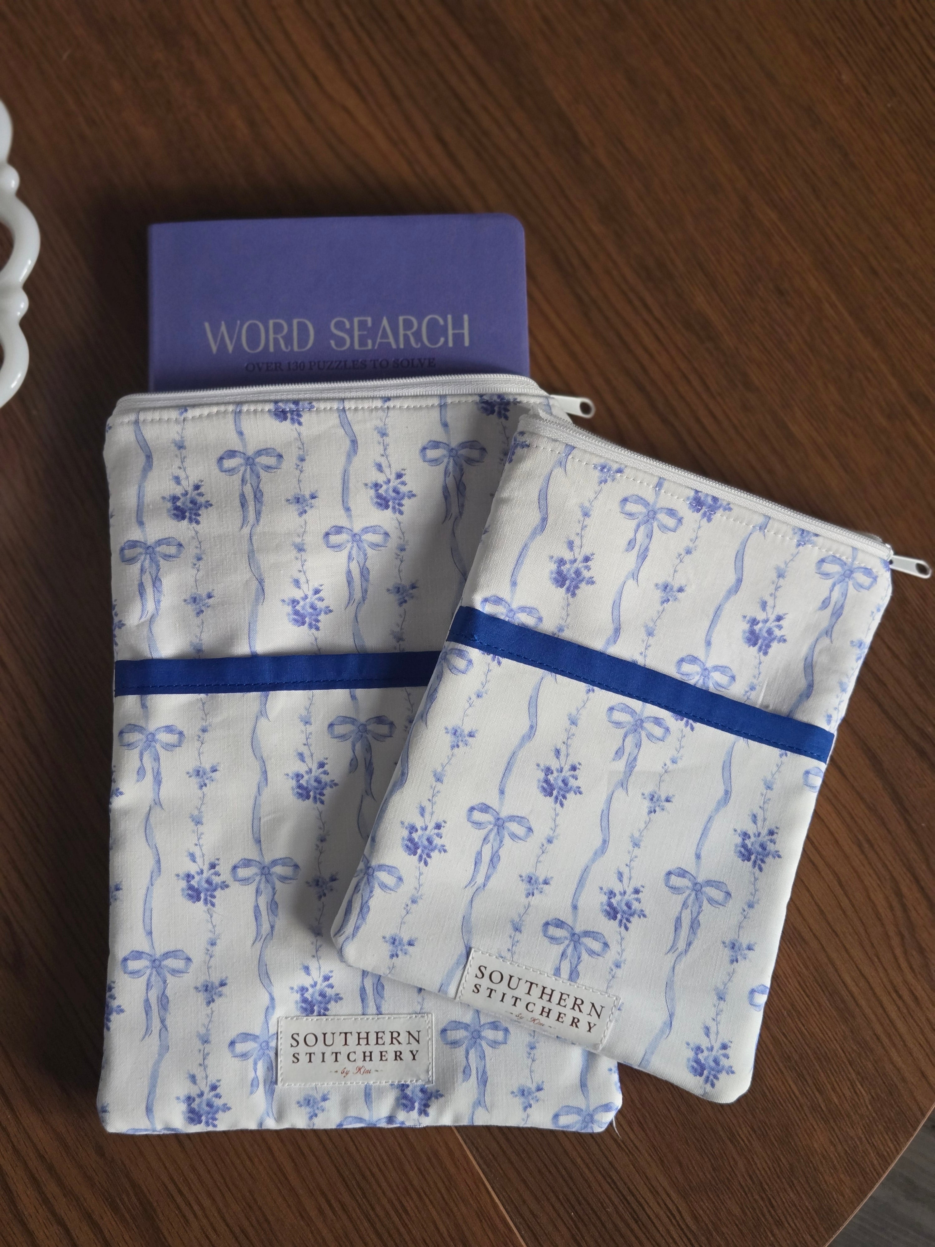 Vintage Garland Bows E-Reader/Book Sleeve - Medium