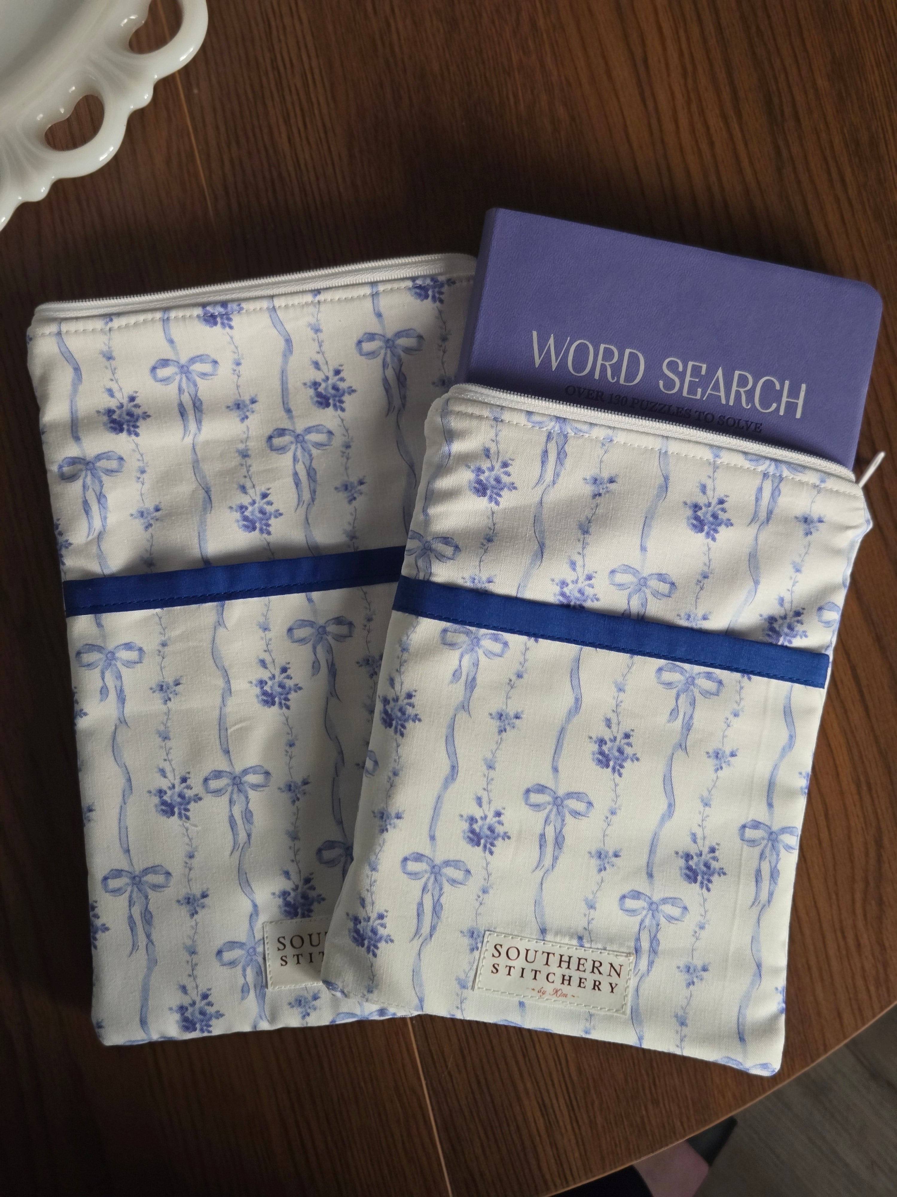 Vintage Garland Bows E-Reader/Book Sleeve - Small